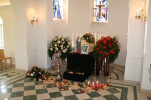 Aufbahrung in Kapelle Sarg mit Blumen
